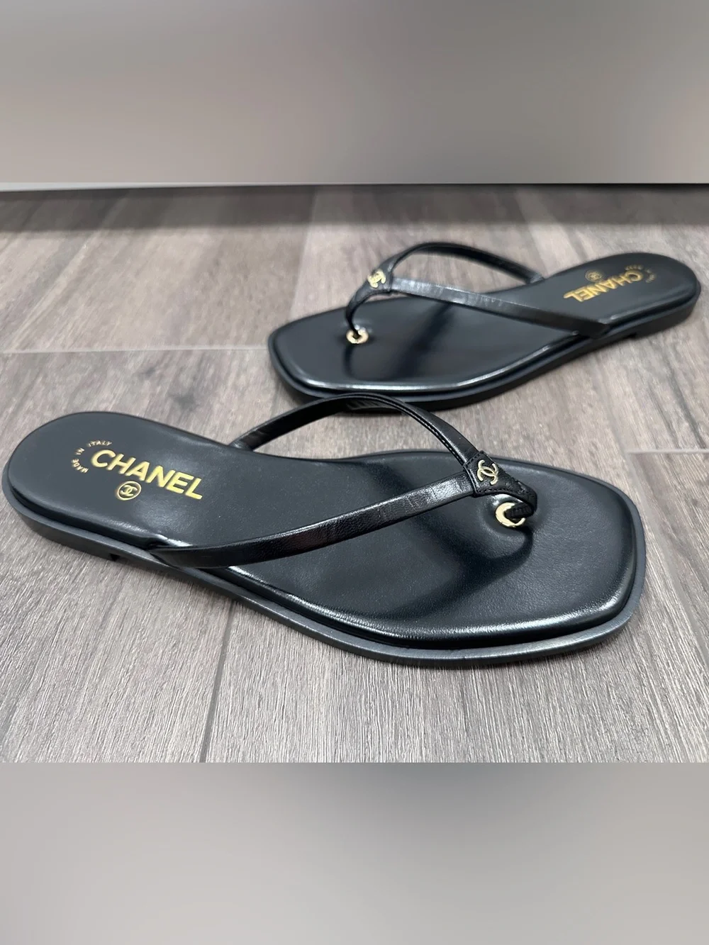 2026 CHANEL Black leather GOLD CC Logo FLIP FLOP Slides Flat Sandals 41.5C BLAZY